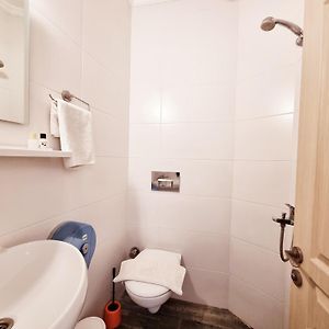 Kleines Zimmer mit zwei Einzelbetten
